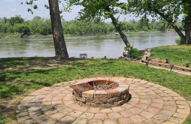 Reconnect with nature at this unforgettable escape. Close to the Missouri river