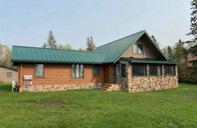 Red Bear Beach Front Log Cabin and Guided Snobear Rental