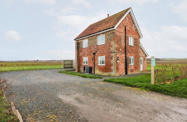 RED BRICK COTTAGE, pet friendly, character holiday cottage in Alford