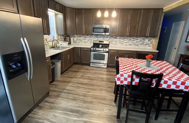 Red Brick Country Inn: Cozy, Pet Friendly Country Home!