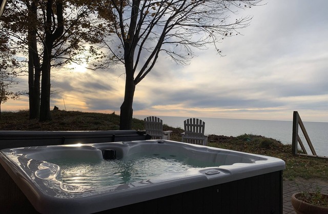 “Red Cottage” Manistee Lake Michigan Beach house w/new stairs to private beach