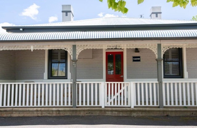 Red Door Cottage - Heritage Home, Heart of Orange