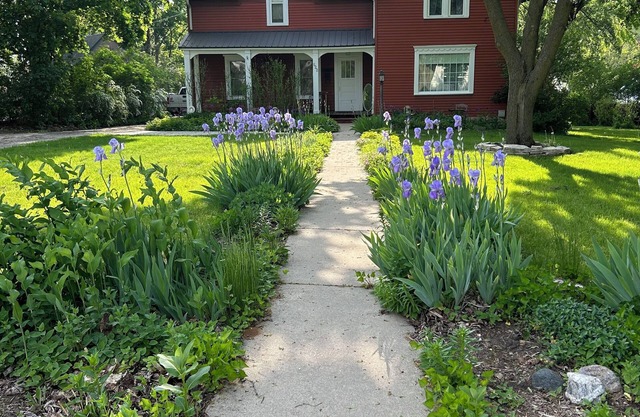 Red House Over Yonder - Completely renovated early 1900s farmhouse