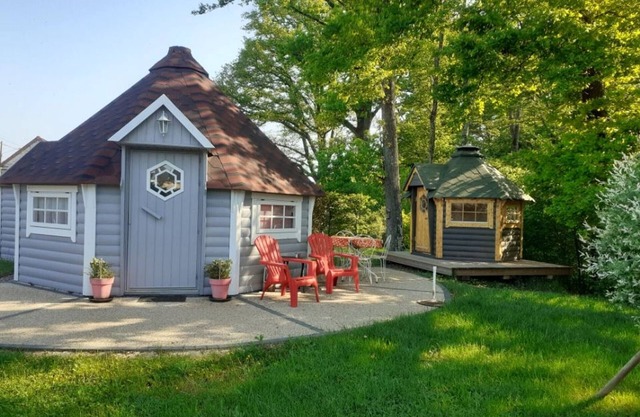 Red Kota with air conditioning, nature getaway for two by the Saône