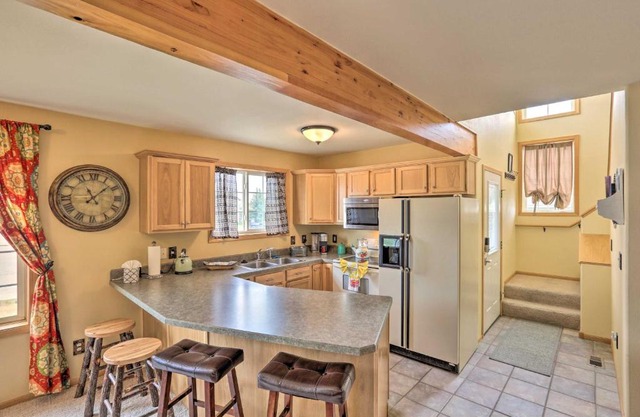 Red Lodge Retreat with Porch about 7 Mi to Skiing!