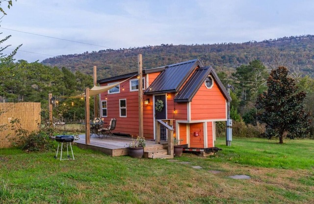 Redbud Tiny Home with a Hot Tub and Mountain Views