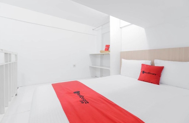 RedDoorz near Hayam Wuruk Plaza