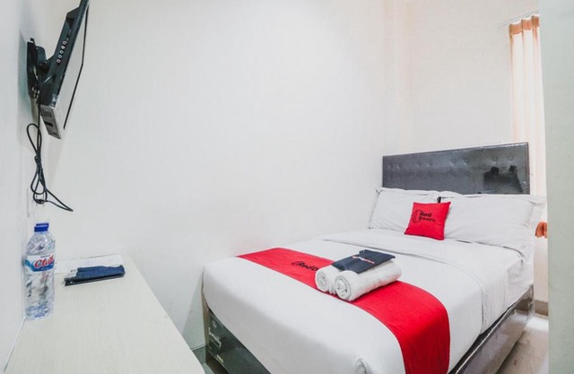 RedDoorz Plus near Mall Ciputra Jakarta