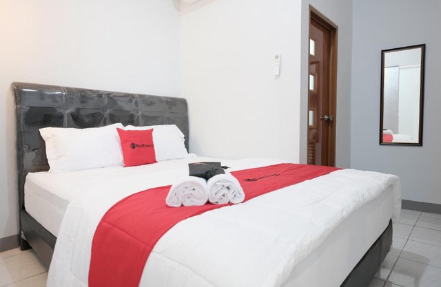 RedDoorz Syariah near Siloam Hospital Kebon Jeruk