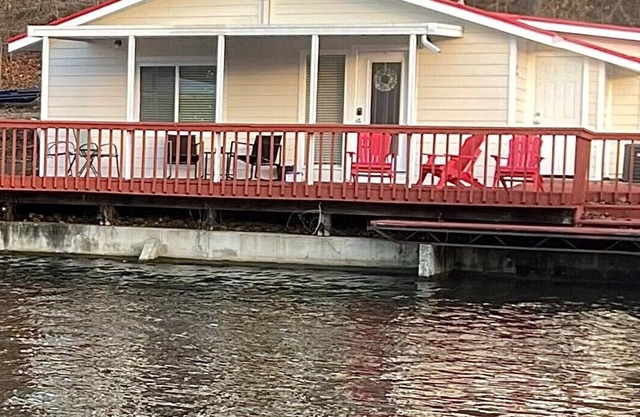 REDHEAD COVE! 2 Bedroom Lakefront Home on 21mm!! (Lil Red Roof)