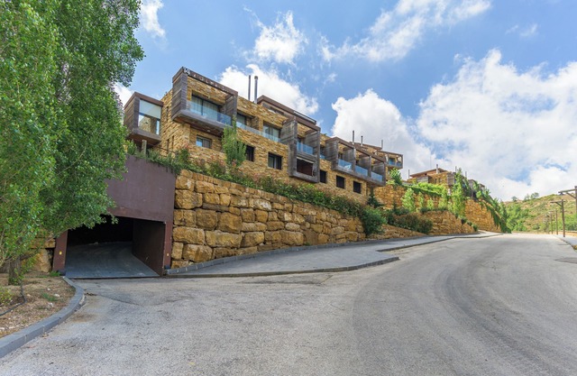 RedRock Faqra - Mountain Getaway Residences W Pool & Balconies
