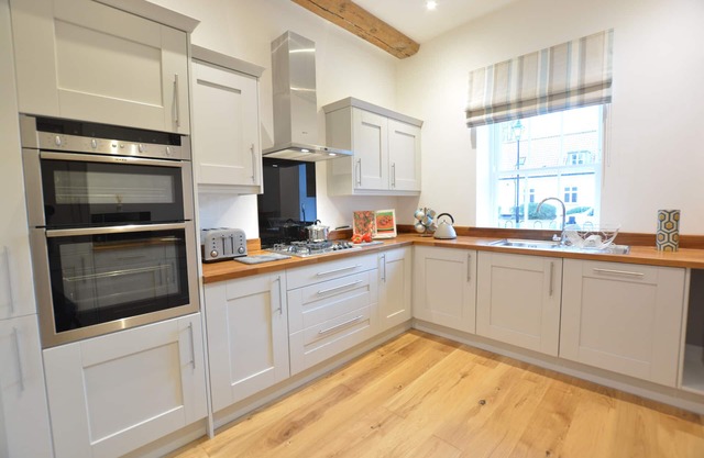 REDSHANKS, BLYTHVIEW, family friendly, with pool in Southwold