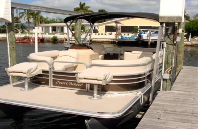 Reduced Fall/Winter rates! Free pontoon boat for your stay. On the water