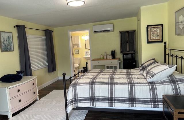 Reduced No clean fee Central to Tavares and Mt Dora Fish, Shop, art, music