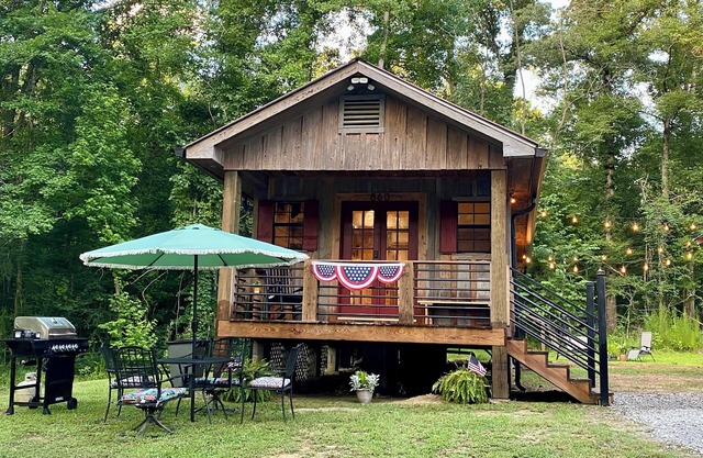 Redwood Cabins MS - Close to Vicksburg, MS & River
