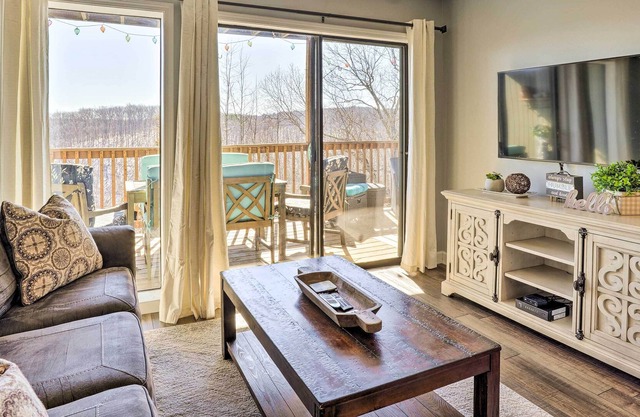 Reeds Spring Condo Near Silver Dollar City!