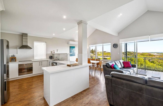 Reef View, Ledge Point beachfront