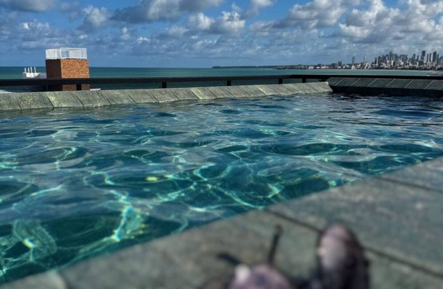 Refinement with sea view, swimming pool, garage and A/C