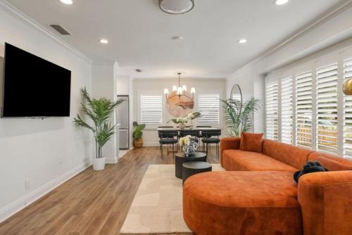 Refreshing Escape- Hot Tub- Games- Sleeps 10