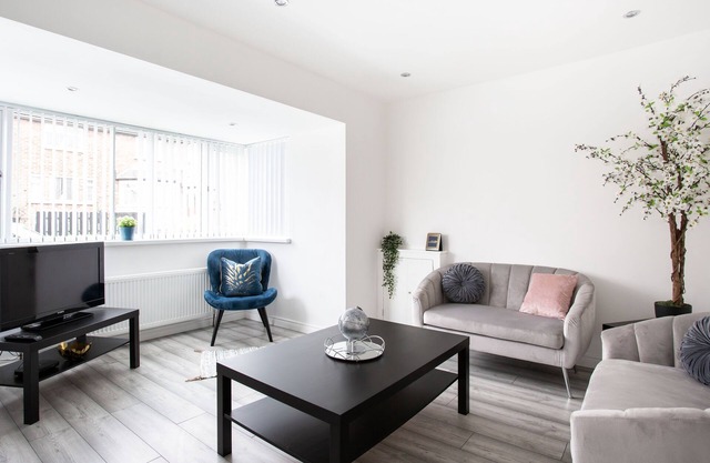 Refurbished Belfast Home, 10 mins from centre with parking!