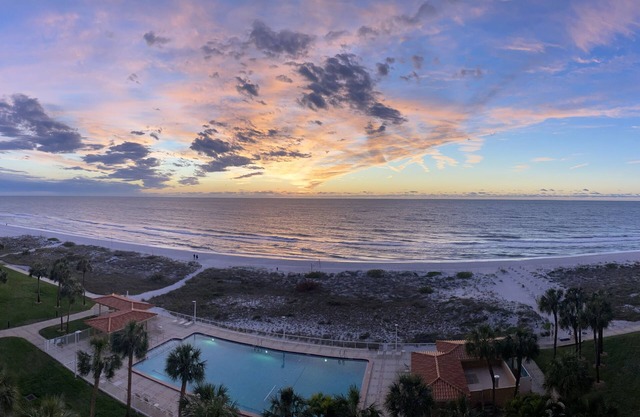 Regatta Beach Club C-611 modern oceanfront studio w/private balcony. 3 month min