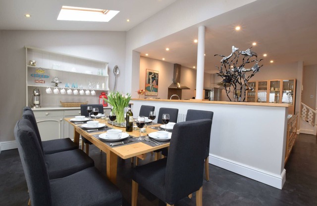 REGATTA LOOKOUT, pet friendly, luxury holiday cottage in Aldeburgh