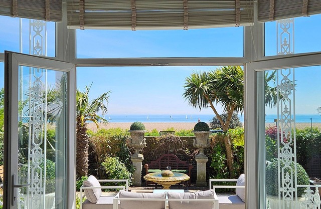 Regency Beach House - a holiday let that sleeps 12 guests in 6 bedrooms