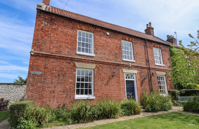 REIGHTON HOUSE, pet friendly, with open fire in Filey