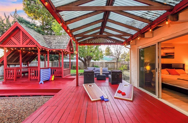 Relax and Play! near Napa, SF 4 Bedrooms Sleep10 + Hot tub, Fire pit & GameRoom