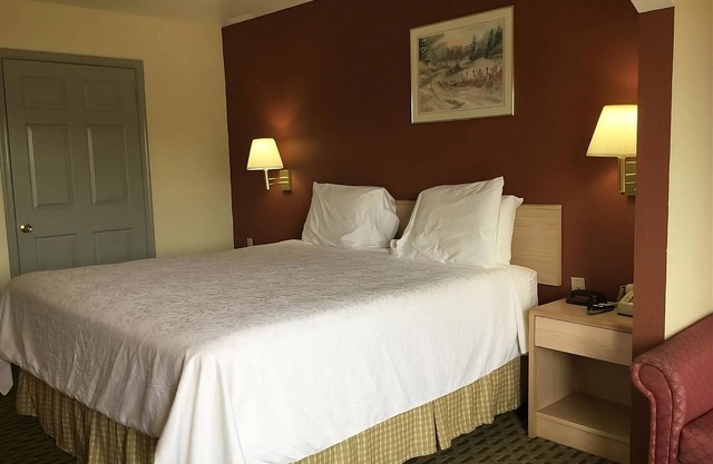 Relax and Recharge! Free Breakfast, Pets Allowed, Free Parking, Outdoor Pool