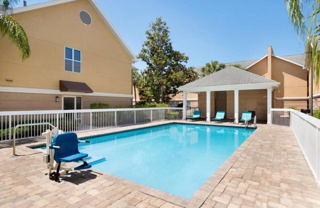 Relax and Unwind in Clearwater! Swimming Pool, Free Breakfast, Full Kitchen!