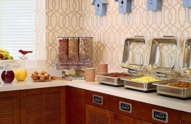 Relax and Unwind! Outdoor Pool, Pets Allowed, Near Fire Museum of Memphis!