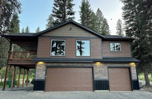 Relax at our Waterfront Hot Tub Near Tamarack - NEW