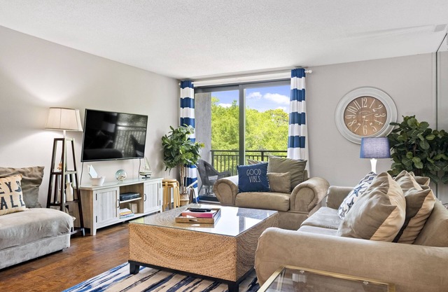 Relax By Pool: Harbour Town Resort Condo