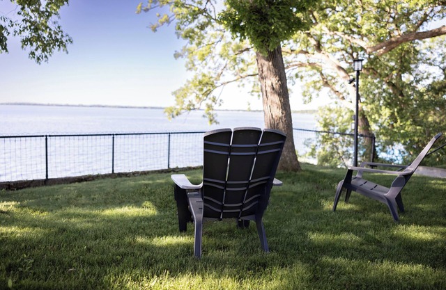 Relax by the Waterfront at The Alvig House onnGreen Lake