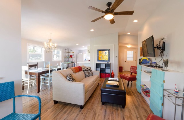 Relax & Enjoy Colonial Beach in this 2 Bedroom Apt. w/great river view, sleeps 4