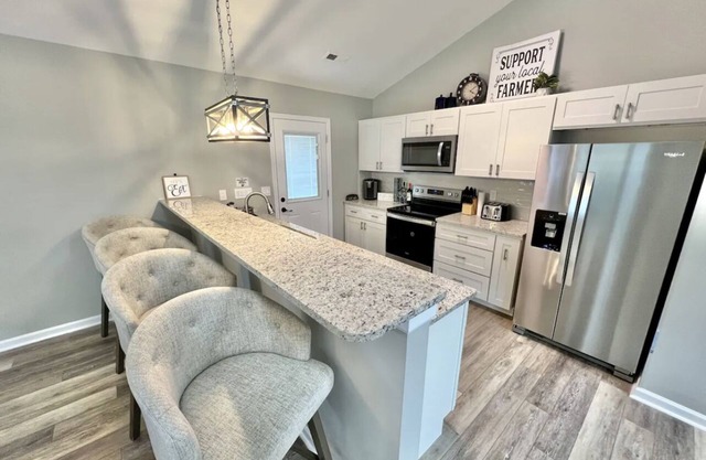 Relax in an inviting Boho Bungalow inspired home! Near DT GSO