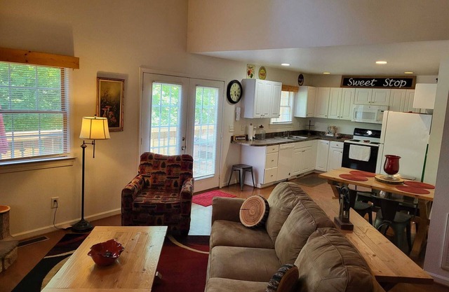 Relax in comfort at the Alpine Cottage 2 which is centrally located in Helen.