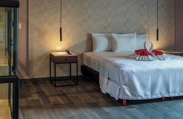 Relax in Mérida | Mid Suite with WiFi, AC, and Central Access to Local Hotspots