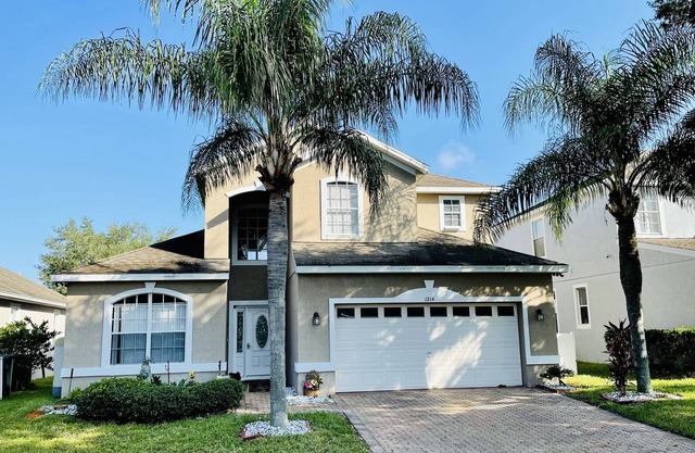 Relax in style! Close to parks - TVs every room - Modern kitchen - near golf.