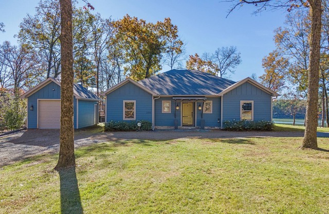 Relax in the Blue Cottage Retreat w/lakefront views & walk down access to water