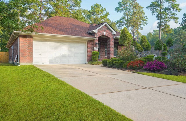 Relax in this amazing house in the Woodlands, village of Alden Bridge.