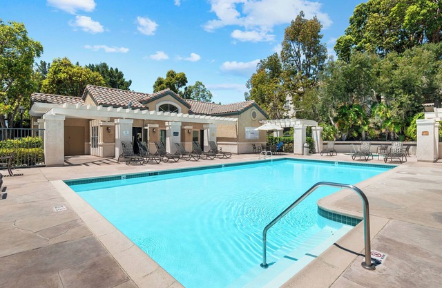 Relax Near Del Mar & La Jolla! Superb Location! Cozy Condo You’ll Adore!