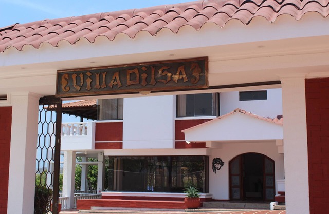 Relax Near The Beach! 5 Bedroom Cottage with A/C & top amenities in Playa Medoza