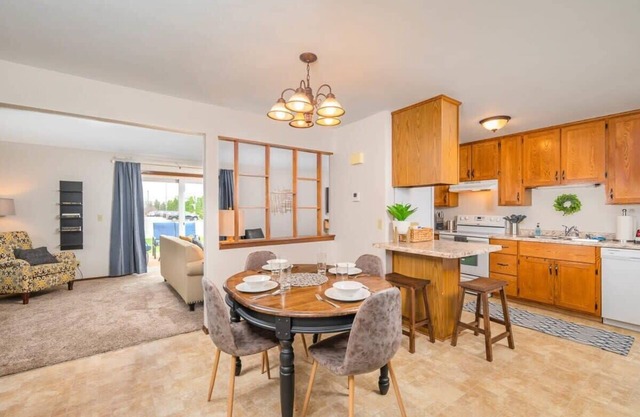 𝑅𝑒𝑙𝑎𝑥 𝑜𝑛 𝑅𝑖𝑑𝑔𝑒𝑣𝑖𝑒𝑤 - 3 bedroom