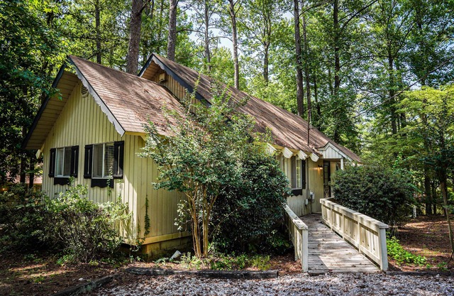 Relax on your screened in porch in this pet friendly chalet!
