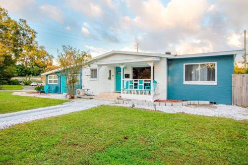 Relax & Work 1br Porch Dining Just Steps Away