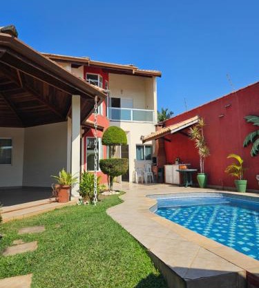 Relaxe num sobrado com piscina