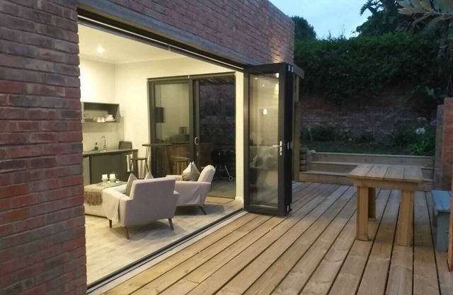 Relaxed atmosphere in this sunny space, close to the water