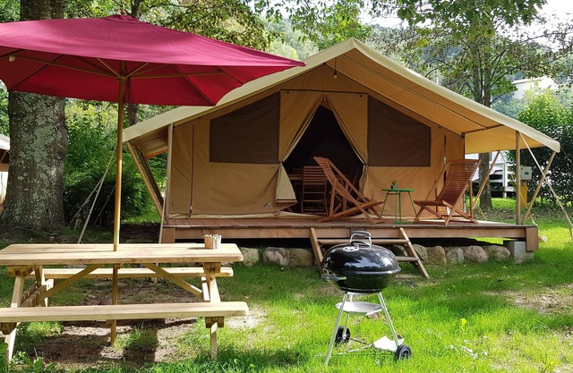 Relaxing chalet in a nature campsite